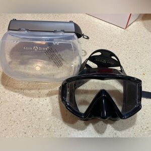 Aqua Dive Adjustable Goggles! With case! Used only once!